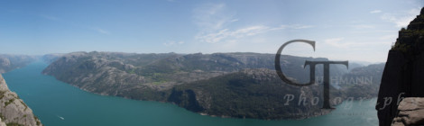 Blick von den Preikestolen auf den Lysefjord