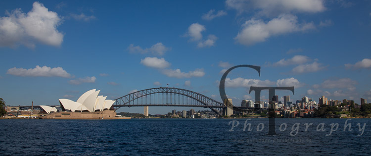 Brücke und Oper im Hafen von Sydney