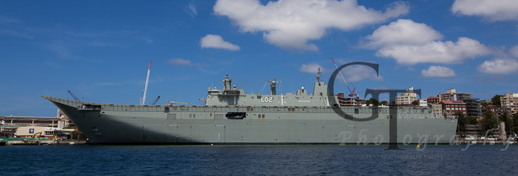 Kriegsschiff im Hafen von Sydney