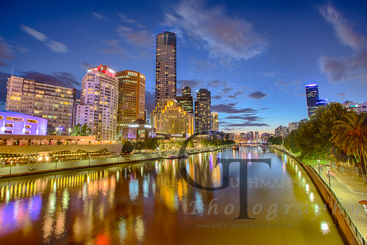 Melbourne bei Nacht: Skyline hinter Southbank