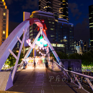 Melbourne bei Nacht: Brücke mit Mistel aus Licht