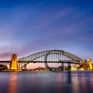 Sydney bei Nacht die Harbour Bridge in der Blauen Stunde