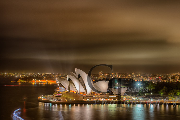 Sydney die Oper bei Nacht von der Harbour Bridge aus