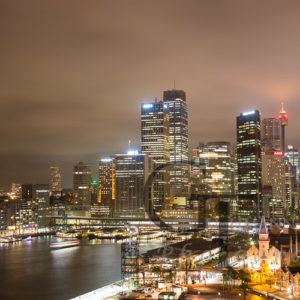 Sydney Circular Quay bei Nacht mit erleuchteter Skyline