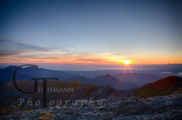Sternenklare Nacht auf dem Gipfel des Mount Arthur und traumhafter Sonnenaufgang