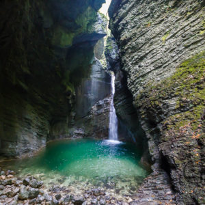 Slowenien Kobarid Kozjak Grotte mit Wasserfall