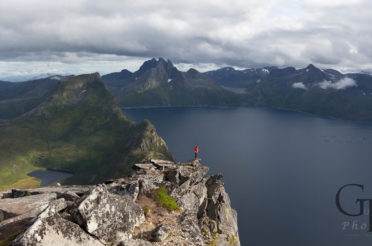 Wandern in Norwegen –  Atemberaubender Ausblick vom Gipfel des Segla auf Senja