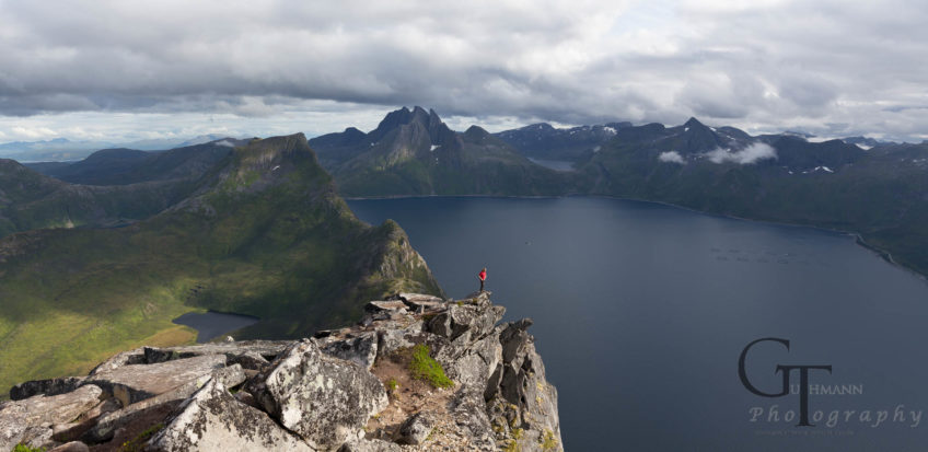 Wandern in Norwegen –  Atemberaubender Ausblick vom Gipfel des Segla auf Senja